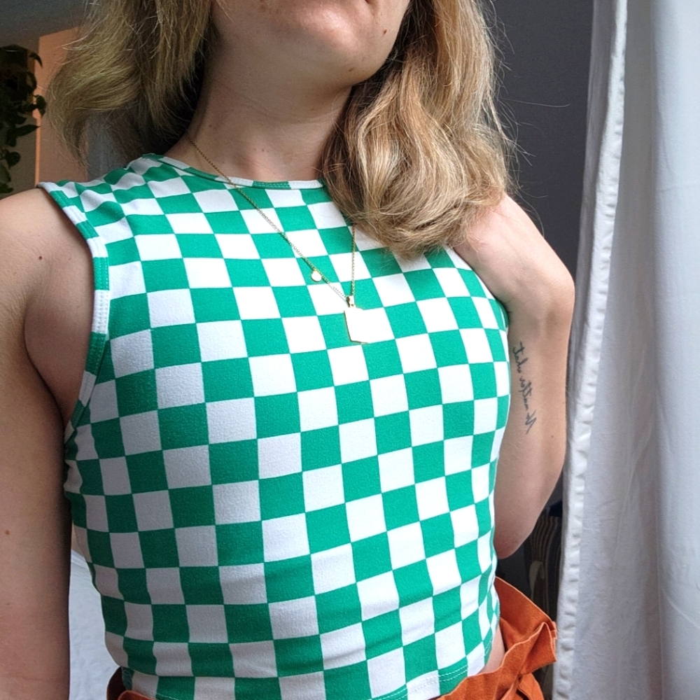 3/20$•GREEN CHECKERED CROP TOP ● L